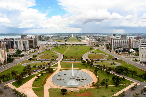 Vista aérea da cidade de Brasília, projeto de Juscelino Kubitschek.