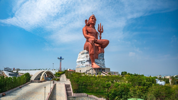 Estátua da Crença, a maior estátua do hinduísmo, localizada no Rajastão, na Índia.