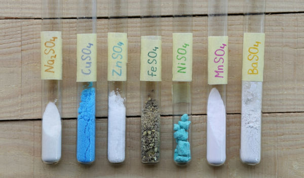 Frascos com diferentes sais, substâncias estudadas em Química Inorgânica.