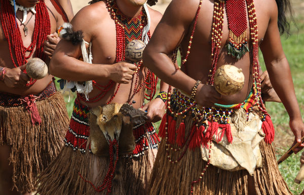 Índios brasileiros da etnia Pataxó durante ritual de dança.